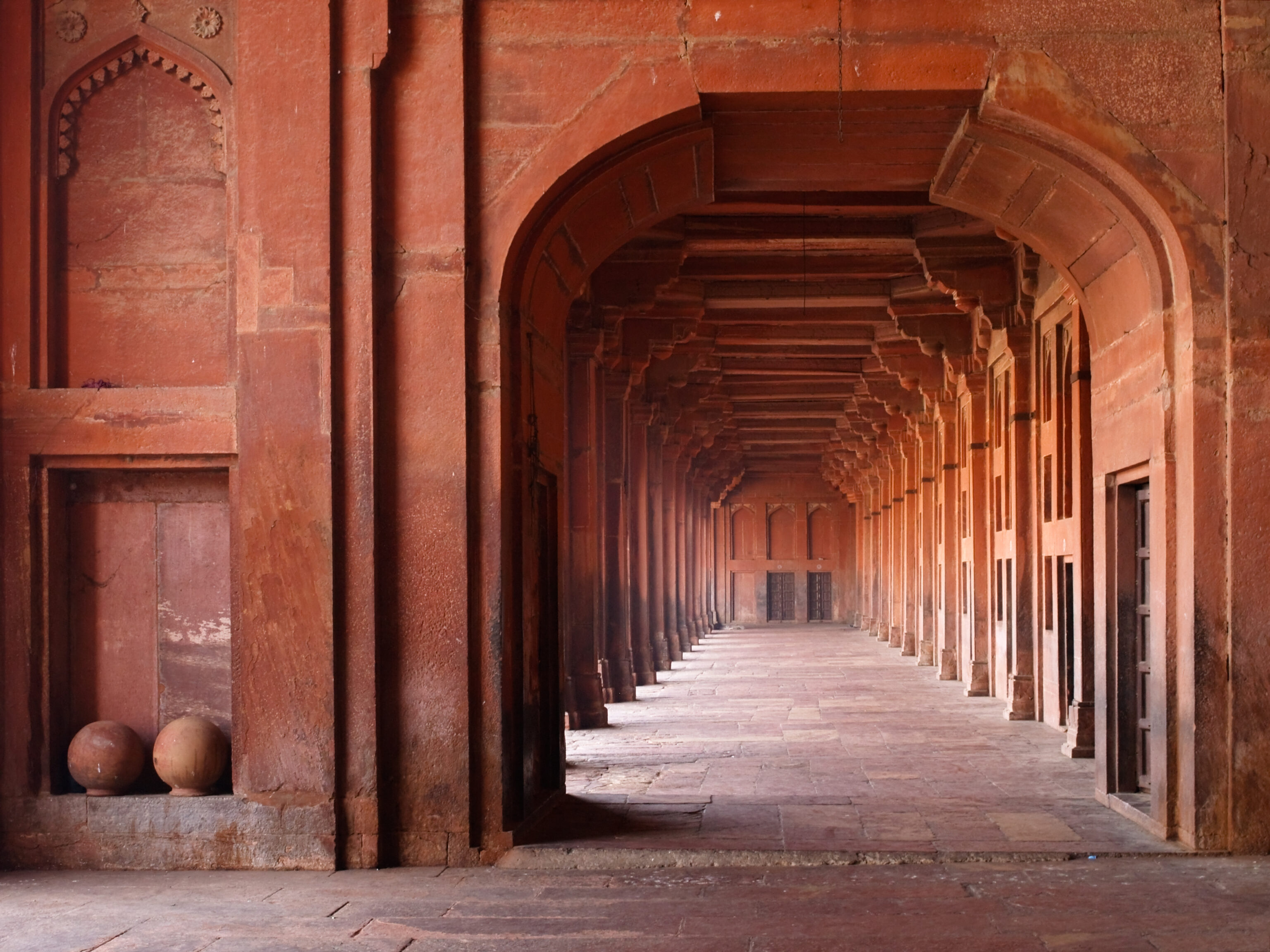 Red,Sandstone,Archways,In,Mosque,,Fatehpur,Sikri,,India