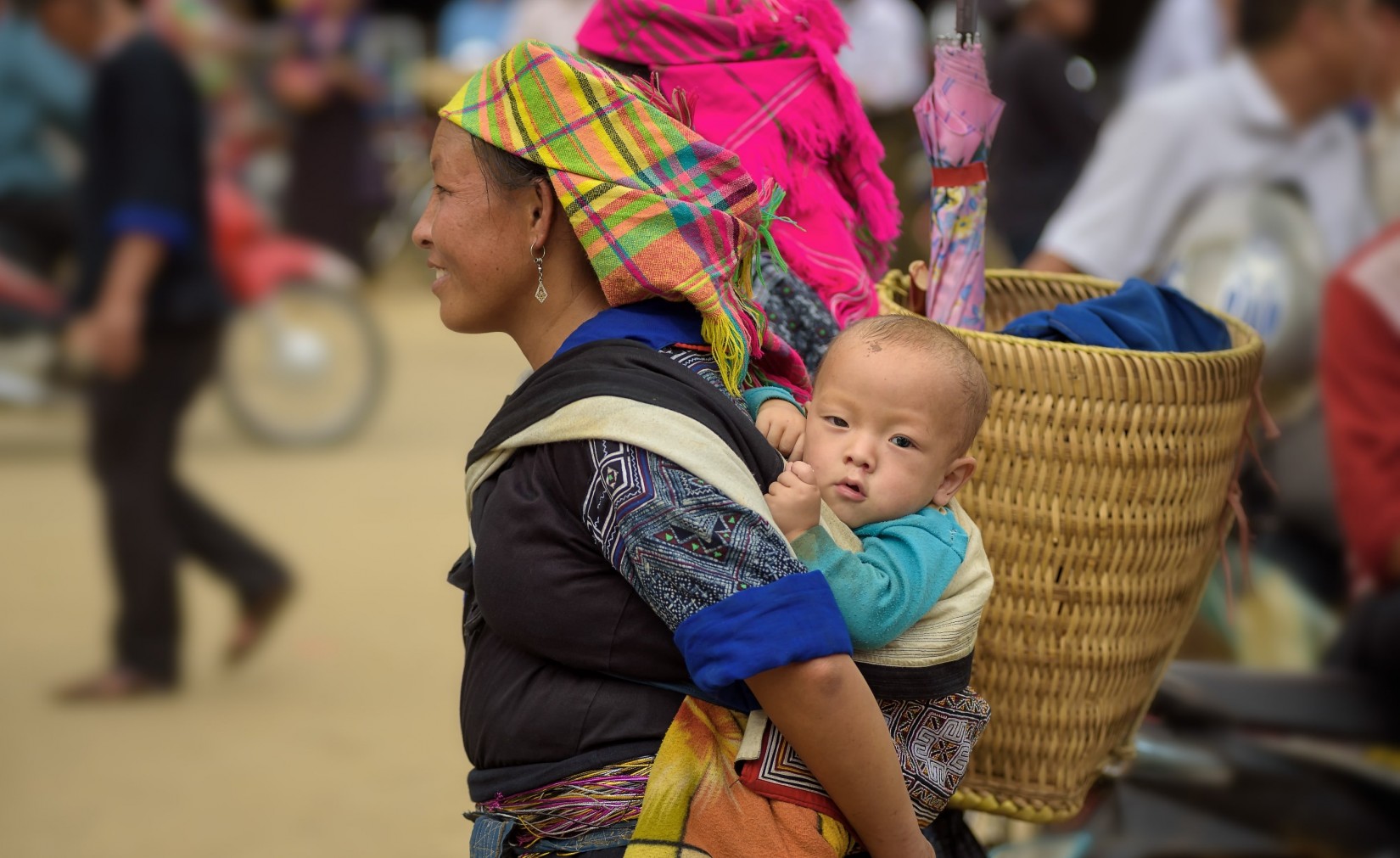 Vrouw met kind op de markt in Ha Giang in Vietnam
