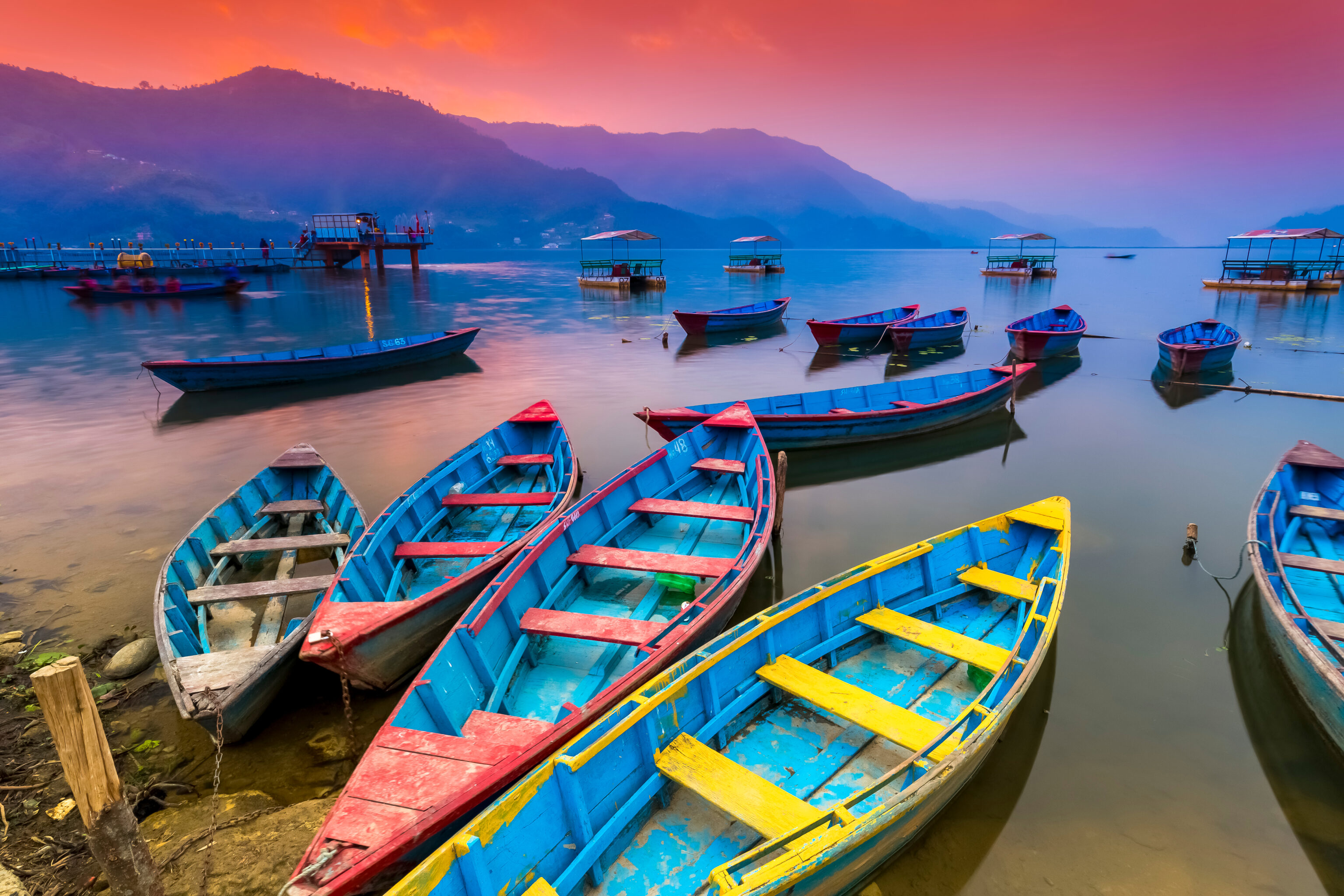 Colorful,Wooden,Boats,Parking,In,Phewa,Lake,And,Amazing,Sunset