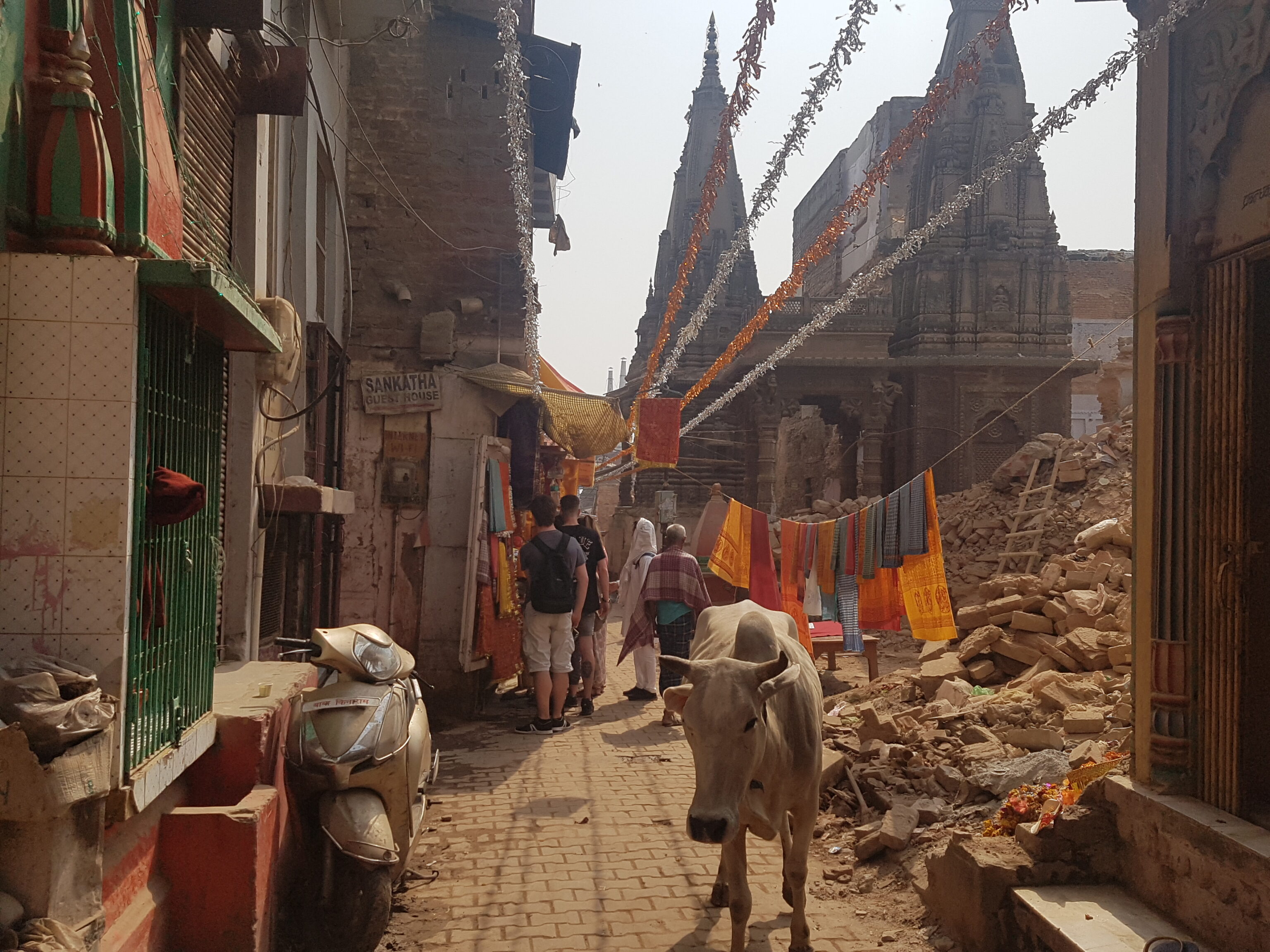 Wandeling door oud Varanasi in India