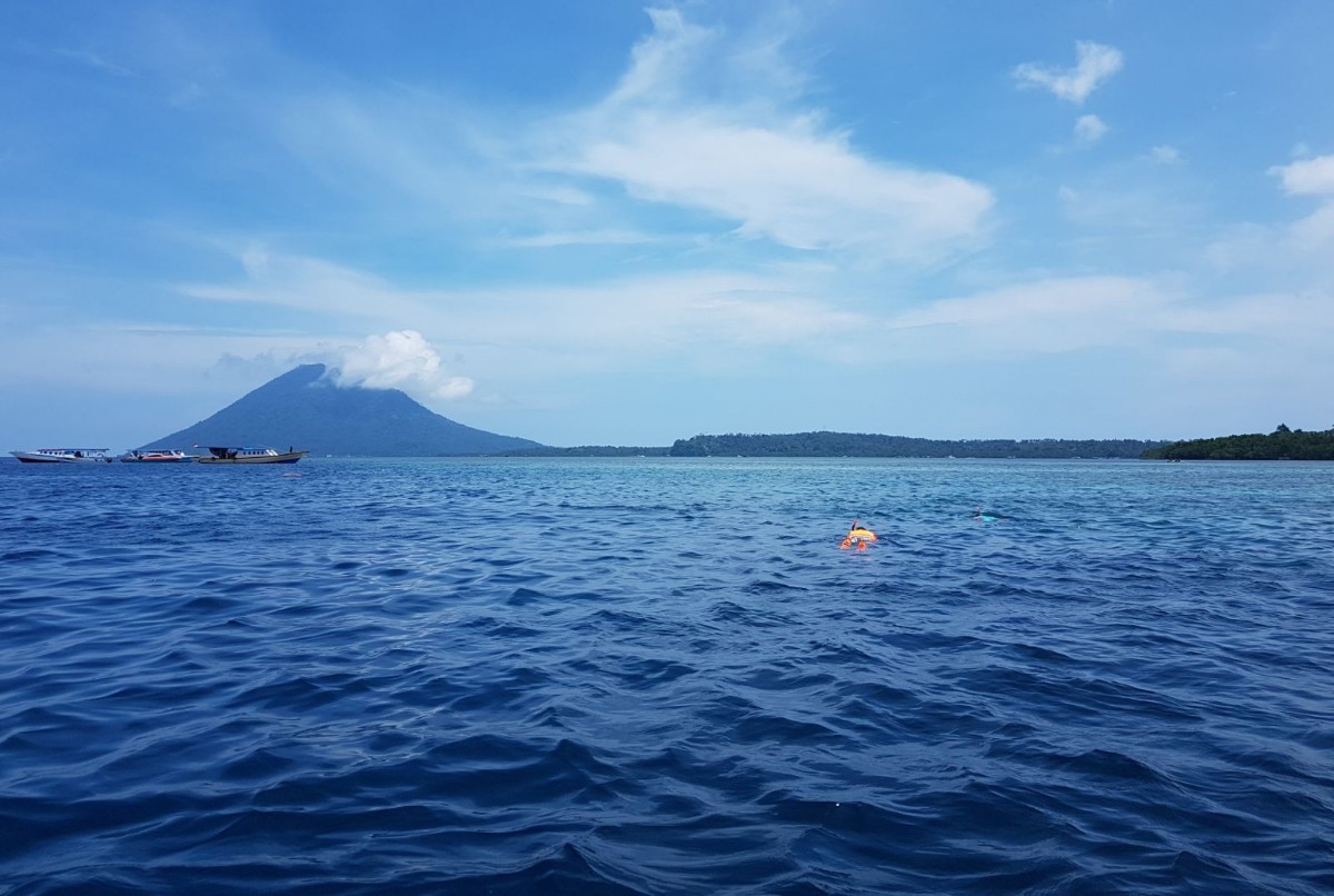 Bunaken. Snorkelen met de Manado Tua vulkaan op de achtergrond