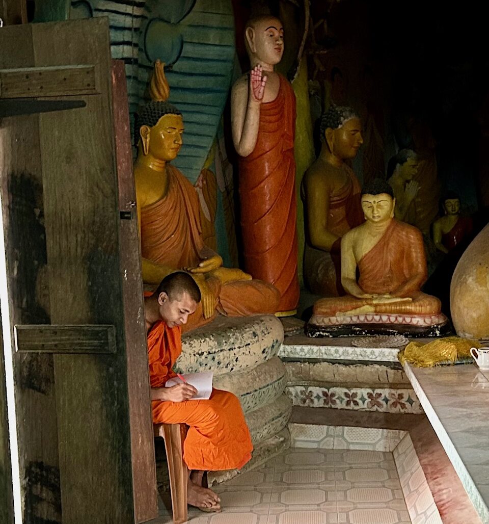 Monnik in de Bambaragala Temple