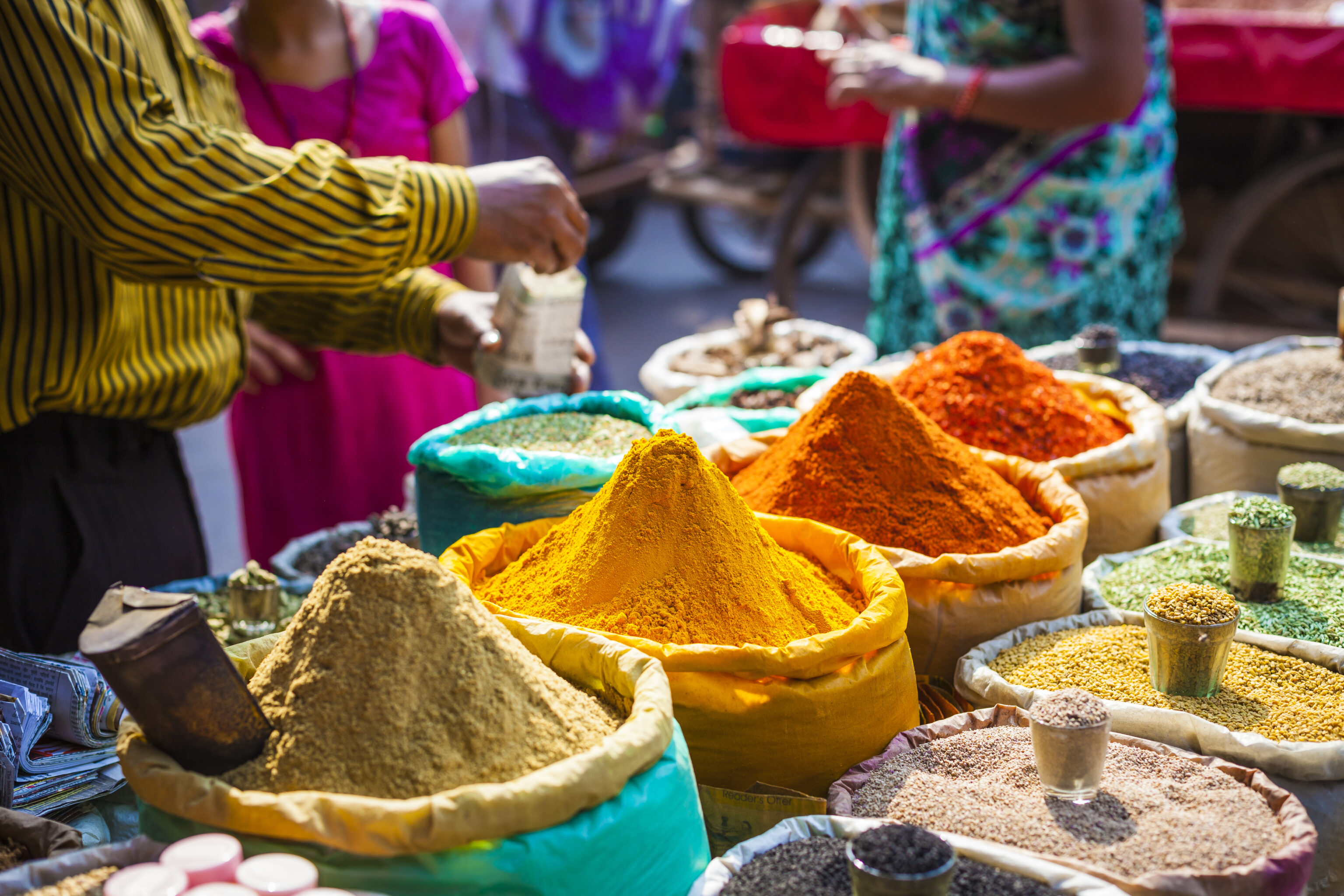 Kruiden poeder op een markt in Delhi