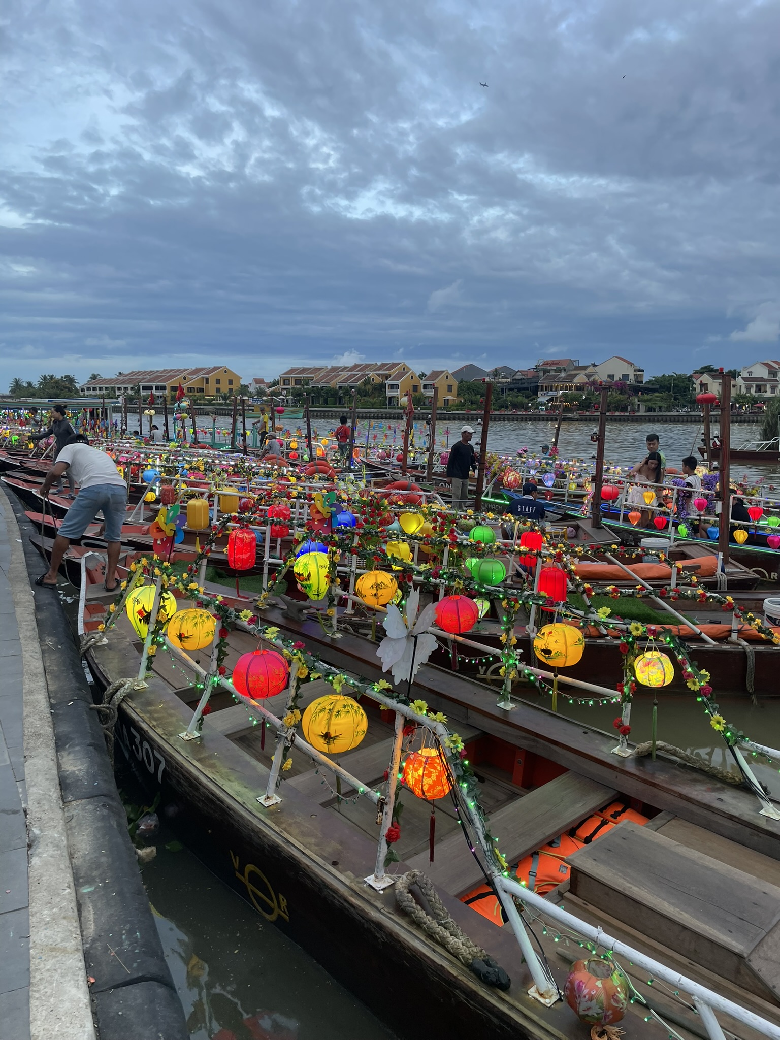 Boot met traditionele Vietnamese lampionnen